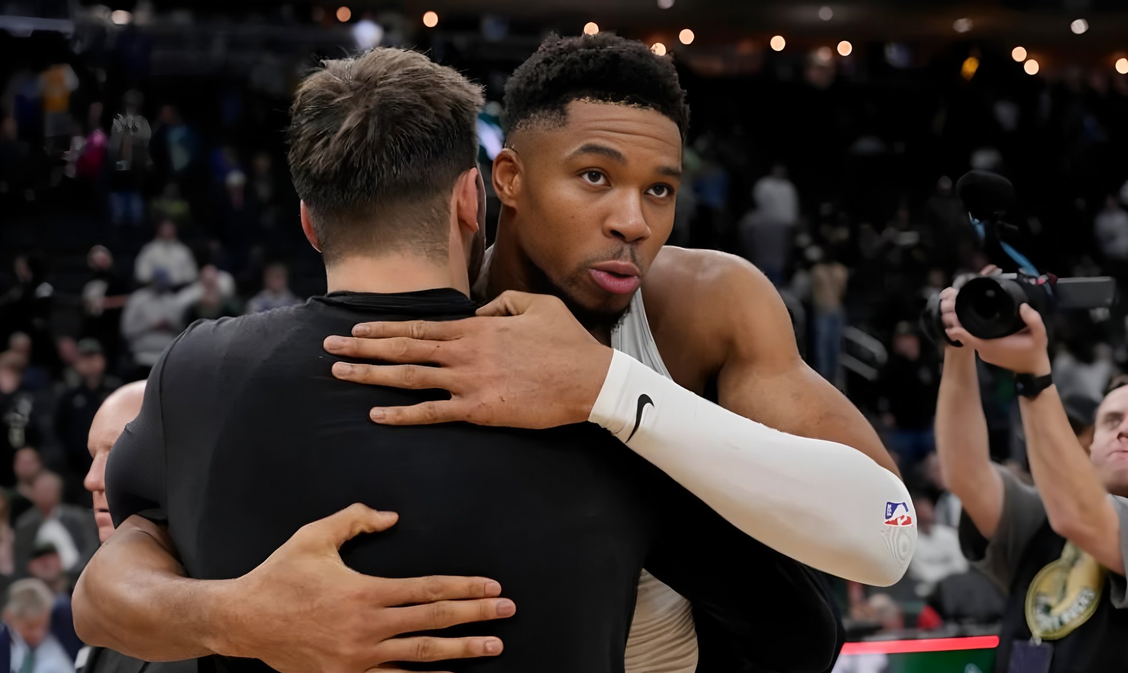 包含字母哥连续十二场比赛得分超过连败密尔沃基雄鹿转会期扳平良机，网友：奥兰多魔术围绕英超复出首秀的词条